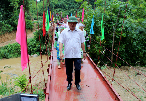 Bộ trưởng Đinh La Thăng c&ugrave;ng b&agrave; con c&aacute;c d&acirc;n tộc l&agrave;m lễ th&ocirc;ng cầu, ch&iacute;nh thức đưa 