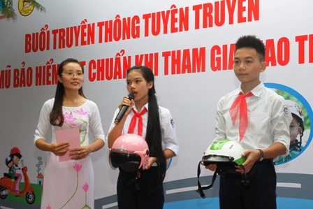 Nhiều bậc phụ huynh chưa &yacute; thức được bảo vệ con em m&igrave;nh bằng MBH khi tham gia giao th&ocirc;ng