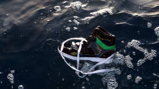 Nhiều mảnh gỗ v&agrave; mọt số đồ d&ugrave;ng c&aacute; nh&acirc;n đ&atilde; được lực lượng cứu hộ t&igrave;m thấy. Ảnh: Presstv