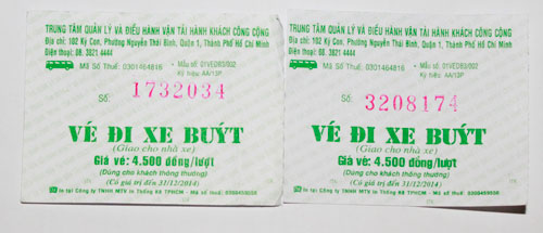 V&eacute; xe bu&yacute;t giả (tr&aacute;i) v&agrave; thật (phải). Ảnh: HO&Agrave;NG TRIỀU