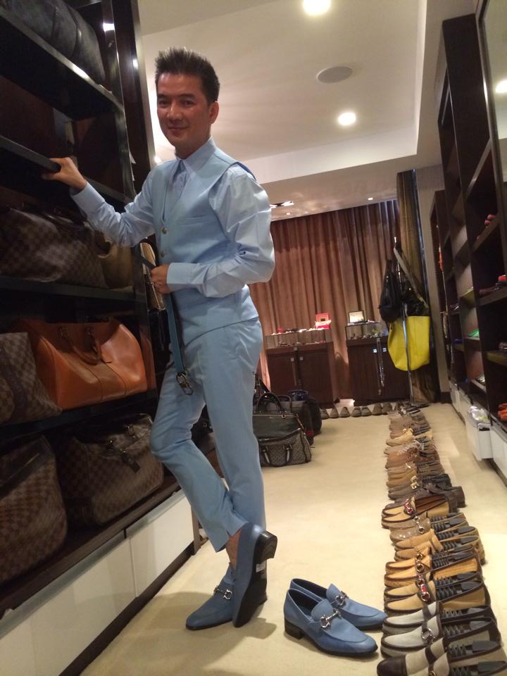 Đ&agrave;m Vĩnh Hưng cũng kh&eacute;o l&eacute;o khoe kho h&agrave;ng hiệu tiền tỷ của m&igrave;nh