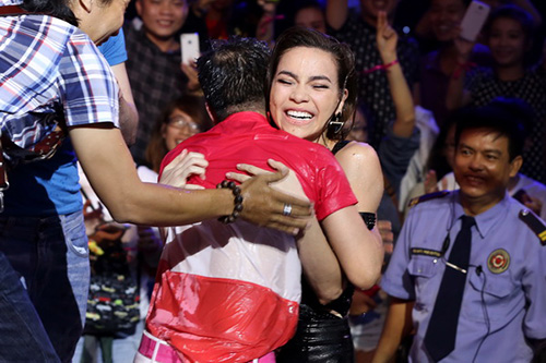  Sau khi ho&agrave;n tất thử th&aacute;ch, hai ca sĩ tiếp tục d&agrave;nh cho nhau c&aacute;i &ocirc;m thắm thiết. 