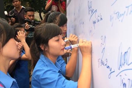 C&aacute;c bạn đo&agrave;n vi&ecirc;n k&yacute; ủng hộ v&agrave; hưởng ứng chương tr&igrave;nh To&agrave;n d&acirc;n đội mũ bảo hiểm chất lượng