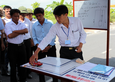 Th&iacute; sinh của tham gia phần thi dạy thực h&agrave;nh l&aacute;i xe.