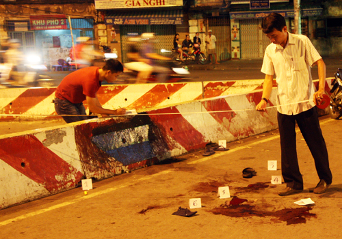 Hiện trường vụ &aacute;n mạng giữa giao lộ h&ocirc;m 10/8. (Ảnh: VnExpress)