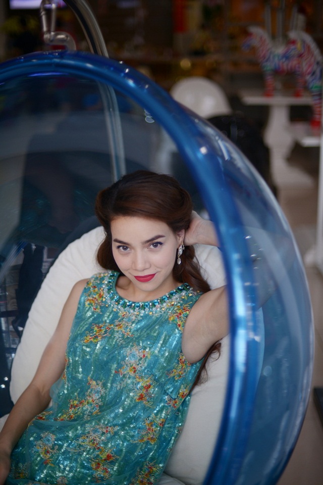 Kh&ocirc;ng chỉ l&agrave; một người mẫu, ca sỹ, Hồ Ngọc H&agrave; hiện c&ograve;n đảm nhận vị tr&iacute; ghế n&oacute;ng của chương tr&igrave;nh được nhiều người y&ecirc;u th&iacute;ch: Nh&acirc;n tố b&iacute; ẩn X-Factor