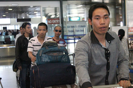 Vui mừng v&igrave; tho&aacute;t khỏi v&ugrave;ng chiến sự, gần 1.400 lao động trở về từ Lybia lại canh c&aacute;nh mối lo nợ nần, thất nghiệp