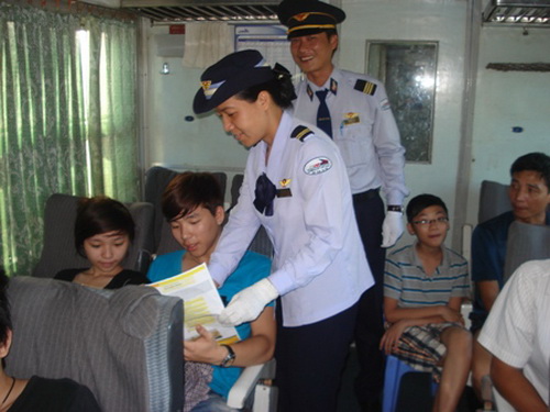 Đo&agrave;n vi&ecirc;n thanh ni&ecirc;n đường sắt tuy&ecirc;n truyền ATGT