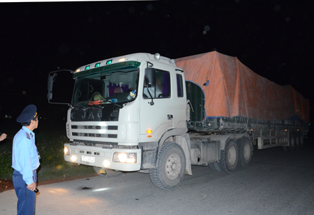 Chiếc xe đầu k&eacute;o chở 1.000 bao xi măng Vicem Ho&agrave;ng Mai