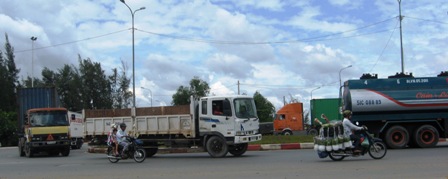 Chưa x&acirc;y n&uacute;t giao kh&aacute;c mức, v&ograve;ng xoay Mỹ Thủy thời gian qua thường bị qu&aacute; tải phương tiện