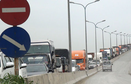 Tuyến giao th&ocirc;ng từ cầu Ph&uacute; Mỹ đến v&ograve;ng xoay Mỹ Thủy bị tắc nghẽn nghi&ecirc;m trọng