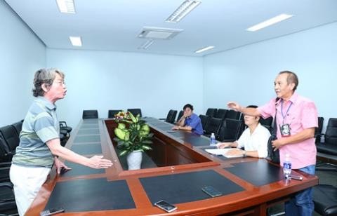 Nhạc sĩ Ph&oacute; Đức Phương v&agrave; đại diện c&ocirc;ng ty Đồng Dao tranh luận gay gắt trong buổi l&agrave;m việc ri&ecirc;ng tại Đ&agrave; Nẵng (Ảnh: VnExpress)