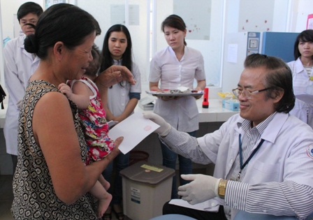 B&aacute;c sĩ tặng qu&agrave; cho c&aacute;c ch&aacute;u