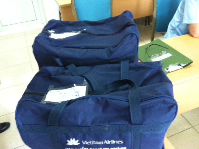 H&agrave;ng lậu được chứa trong 2 t&uacute;i vải chuy&ecirc;n dụng của Vietnam Airlines d&ugrave;ng để đựng c&aacute;c vật phẩm phục vụ h&agrave;nh kh&aacute;ch tr&ecirc;n chuyến bay