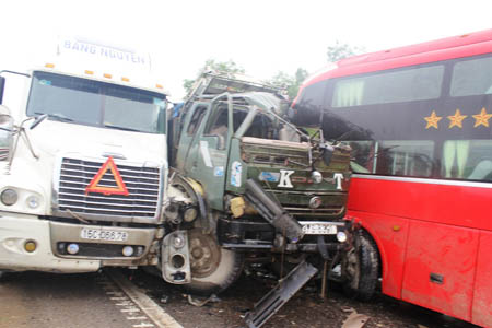 Hiện trường vụ tai nạn. Ảnh: D&acirc;n tr&iacute;