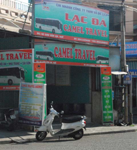 Nh&agrave; xe c&ocirc;ng khai để bảng b&aacute;n v&eacute; ngay lề đường