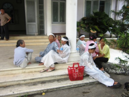 Người nh&agrave; nạn nh&acirc;n ngồi trước Sở Y tế Thừa Thi&ecirc;n - Huế s&aacute;ng 29/8