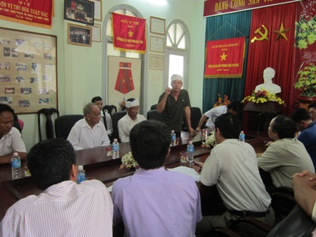 Gia đ&igrave;nh nạn nh&acirc;n sản phụ L&ecirc; Thị Thu tại buổi l&agrave;m việc với Sở Y tế tỉnh Thừa Thi&ecirc;n - Huế s&aacute;ng 29/8