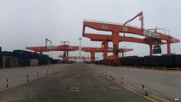 Bốc dỡ h&agrave;ng h&oacute;a tại tỉnh Th&agrave;nh Đ&ocirc;, Trung Quốc