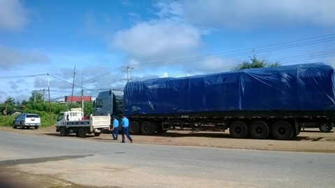 Xe gỗ chở qu&aacute; tải 82% đang được lực lượng chức năng kiểm tra
