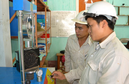 C&aacute;c kỹ sư của TASCO tiến h&agrave;nh ph&acirc;n t&iacute;ch mẫu b&ecirc; t&ocirc;ng nhựa, t&igrave;m c&ocirc;ng thức tỉ phối ph&ugrave; hợp nhằm n&acirc;ng cao chất lượng &aacute;o đường