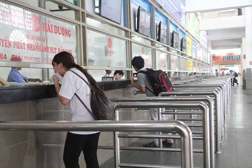 Quầy b&aacute;n v&eacute; ở bến xe Gi&aacute;p B&aacute;t chỉ c&oacute; l&aacute;c đ&aacute;c v&agrave;i người.