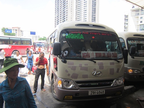 Một phụ xe c&ograve;n đang gọi điện xin dồn bớt kh&aacute;ch sang xe m&igrave;nh cho đủ để c&ograve;n xuất bến.