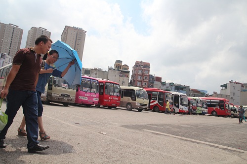 H&agrave;ng d&atilde;y d&agrave;i những chiếc xe nằm đắp chiếu chờ kh&aacute;ch v&igrave; chẳng c&oacute; ai đi, người d&acirc;n th&igrave; cứ b&igrave;nh thản tới bến chọn xe.