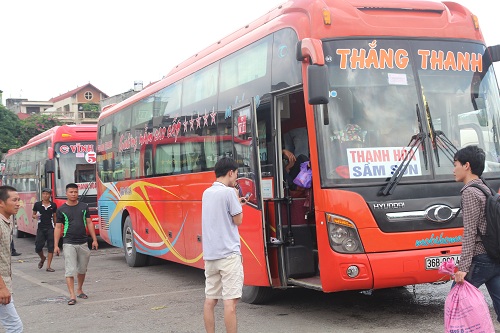Xe đi Thanh H&oacute;a được coi l&agrave; đ&ocirc;ng kh&aacute;ch nhất th&igrave; giờ lại chịu cảnh mở toang cửa chả c&oacute; ai l&ecirc;n.