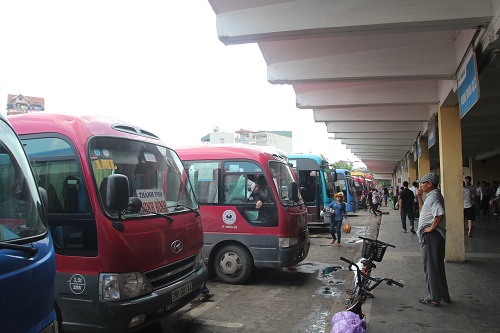 Xe đắp chiếu v&agrave; xe chưa đủ lượng kh&aacute;ch xuất bến, thi gan nhau nằm chờ đến tận gần trưa,