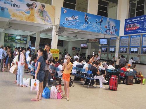 Lượng kh&aacute;ch đ&ocirc;ng hơn so với c&aacute;c bến xe kh&aacute;ch, người d&acirc;n đều đ&atilde; mua được v&eacute; v&agrave; ngồi chờ đến giờ xe chạy.