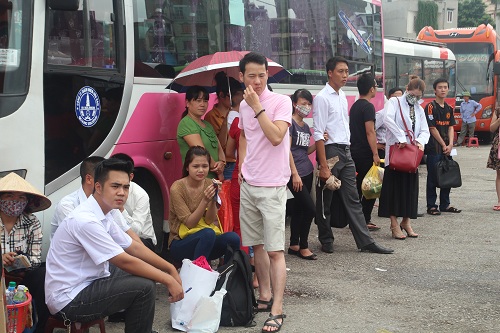 Nhiều người c&oacute; v&eacute;, t&igrave;m được xe rồi nhưng chưa muốn l&ecirc;n v&igrave; chưa đến giờ hoặc nh&agrave; xe chưa đủ kh&aacute;ch n&ecirc;n chưa cho chạy.