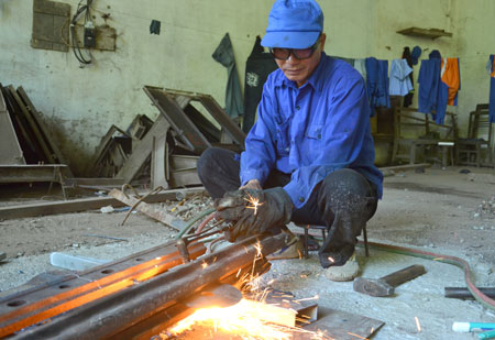 H&agrave;n t&aacute;p đế ray để gia cường độ chặt, khắc phục t&igrave;nh trạng dập bẹp đầu ray