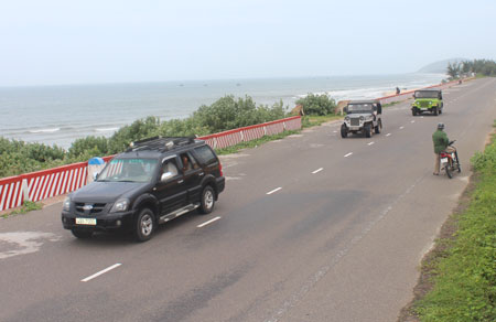 Từ TP Phan Thiết tiếp tục h&agrave;nh tr&igrave;nh tr&ecirc;n tuyến đường ven biển B&igrave;nh Thuận, du kh&aacute;ch trải nghiệm những cảm gi&aacute;c uốn lượn mềm mại quanh những đồi c&aacute;t v&agrave; biển xanh thật n&ecirc;n thơ