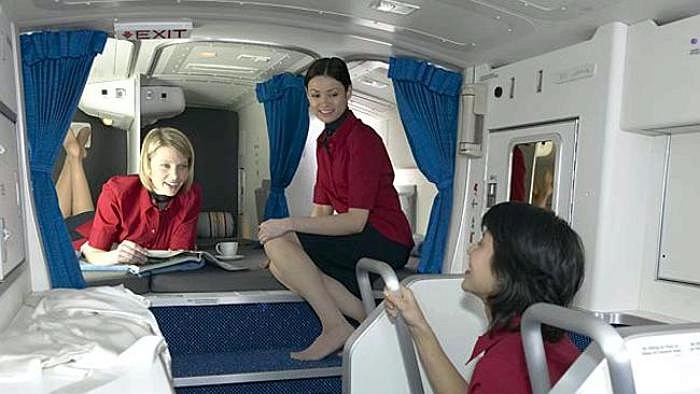 Đ&oacute; ch&iacute;nh l&agrave; khoang nghỉ ngơi d&agrave;nh cho phi h&agrave;nh đo&agrave;n, thường được bố tr&iacute; ở vị tr&iacute; đầu m&aacute;y bay hoặc ở c&ugrave;ng khu vực ch&iacute;nh như c&aacute;c h&agrave;nh kh&aacute;ch c&ograve;n lại. H&atilde;ng h&agrave;ng kh&ocirc;ng lu&ocirc;n muốn giữ k&iacute;n th&ocirc;ng tin về nơi n&agrave;y, c&oacute; lẽ để tr&aacute;nh ghen tị từ c&aacute;c h&agrave;nh kh&aacute;ch đi v&eacute; hạng thường.