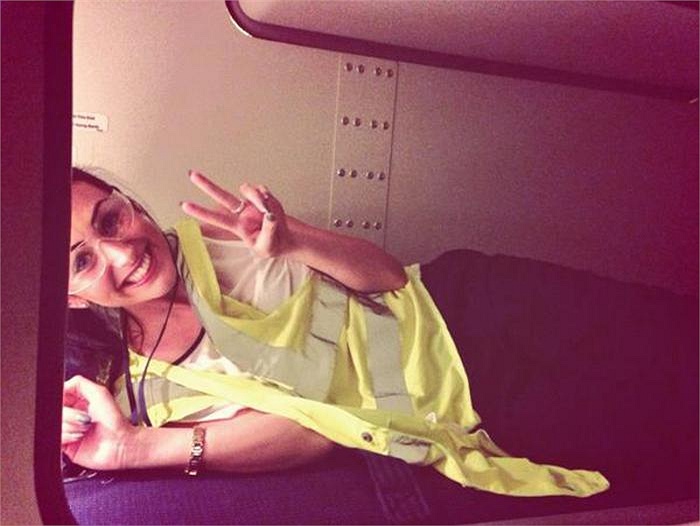 Th&ecirc;m một h&igrave;nh ảnh nh&iacute; nhảnh của nữ tiếp vi&ecirc;n h&agrave;ng kh&ocirc;ng trong khoang nghỉ d&agrave;nh ri&ecirc;ng cho phi h&agrave;nh đo&agrave;n.