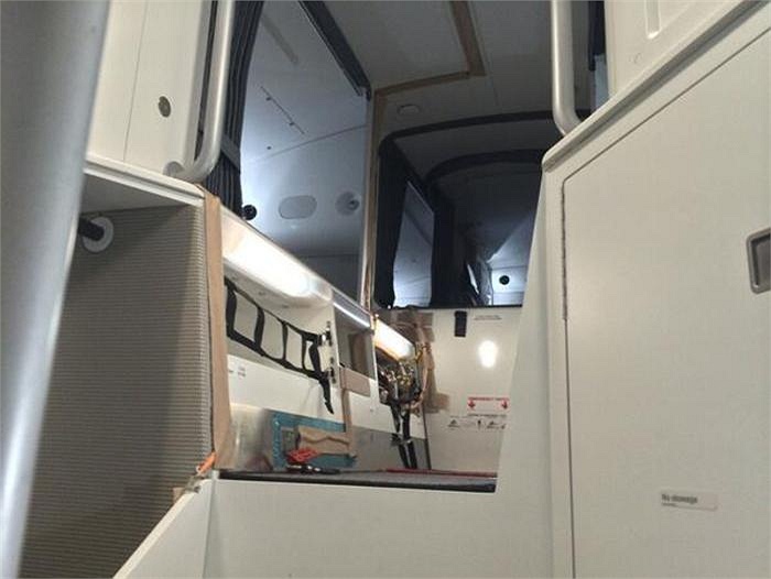 C&ograve;n đ&acirc;y l&agrave; nơi c&aacute;c th&agrave;nh vi&ecirc;n phi h&agrave;nh đo&agrave;n tr&ecirc;n chiếc m&aacute;y bay Airbus A350 nghỉ ngơi trong l&uacute;c đa phần h&agrave;nh kh&aacute;ch đ&atilde; đi v&agrave;o giấc ngủ.