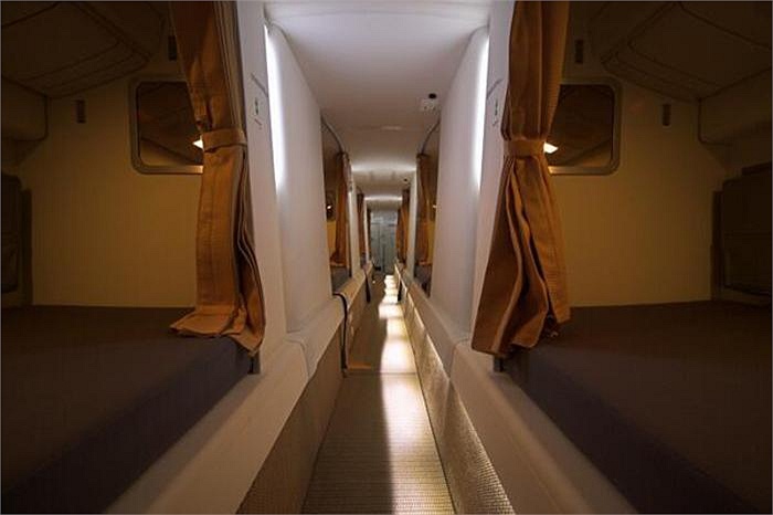 8 giường ngủ dễ chịu lu&ocirc;n sẵn s&agrave;ng gi&uacute;p c&aacute;c th&agrave;nh vi&ecirc;n phi h&agrave;nh đo&agrave;n phục vụ tr&ecirc;n m&aacute;y bay Etihad 777 thư gi&atilde;n.