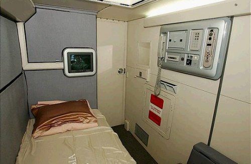 Ph&ograve;ng nghỉ ngơi của th&agrave;nh vi&ecirc;n phi h&agrave;ng đo&agrave;n của h&atilde;ng bay Sigapore c&ograve;n trang bị cả tivi, điện thoại.