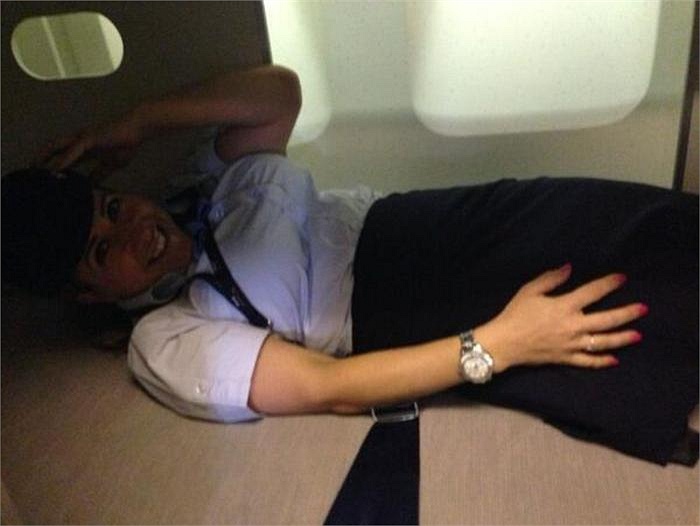 H&igrave;nh ảnh một nữ tiếp vi&ecirc;n h&agrave;ng kh&ocirc;ng đang cười tươi như hoa trong khoang nghỉ d&agrave;nh cho phi h&agrave;nh đo&agrave;n.