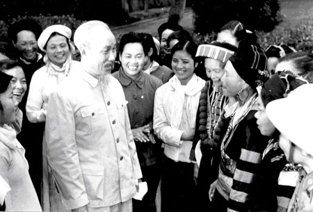 Chủ tịch Hồ Ch&iacute; Minh v&agrave; c&aacute;c đại biểu d&acirc;n tộc &iacute;t người tại Đại hội Đại biểu to&agrave;n quốc lần thứ III, th&aacute;ng 9/1960