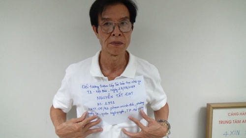 V&agrave; đối tượng Nguyễn Tất Đạt tại cơ quan điều tra. Ảnh: Đ&igrave;nh Quang