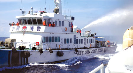 T&agrave;u Trung Quốc phun v&ograve;i rồng uy hiếp t&agrave;u thực thi ph&aacute;p luật của Việt Nam
