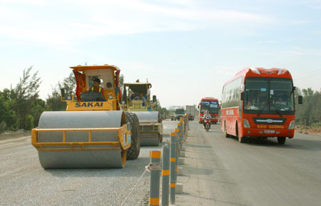 L&uacute;c cao điểm, tr&ecirc;n c&ocirc;ng trường c&oacute; tới 6 mũi thi c&ocirc;ng