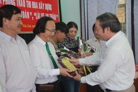 Sở GTVT Gia Lai đ&atilde; trao cho 10 tập thể, 20 c&aacute; nh&acirc;n đạt danh hiệu Doanh nghiệp vận tải an to&agrave;n