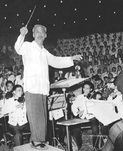 B&aacute;c bắt nhịp b&agrave;i ca kết đo&agrave;n. Ảnh chụp trong dạ hội quần ch&uacute;ng ch&agrave;o mừng th&agrave;nh c&ocirc;ng &ETH;ại hội &ETH;ảng to&agrave;n quốc lần thứ III (Th&aacute;ng 9 - 1960)Ảnh: Tư liệu