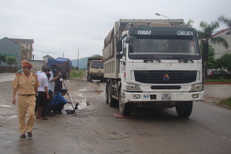 C&aacute;c xe c&oacute; dấu hiệu vi phạm chở qu&aacute; tải được đưa về c&acirc;n kiểm tra