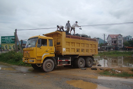 Lực lượng chức năng y&ecirc;u cầu l&aacute;i xe 38C-027.44 hạ tải tại chỗ.