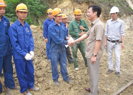 Chủ tịch C&ocirc;ng đo&agrave;n ĐSVN Mai Th&agrave;nh Phương thăm hỏi, động vi&ecirc;n CNVCLĐ thi c&ocirc;ng tr&ecirc;n tuyến đường sắt ph&iacute;a T&acirc;y nh&acirc;n dịp Th&aacute;ng C&ocirc;ng nh&acirc;n năm 2014 
