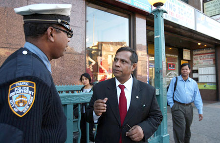 Showkat Khan (phải) và đại diện CSGT đang chuẩn bị cho một kỳ thi tuyển